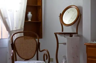 a mirror and a chair in a room at Casa Pintor in Sant Sadurní dʼAnoia