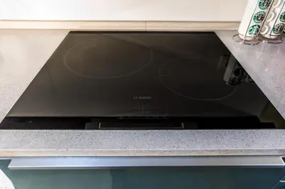 a microwave oven sitting on top of a counter at Apartamento Sants in Barcelona
