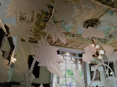 a room with a ceiling decorated with flowers at Hotel El Xalet in Sitges