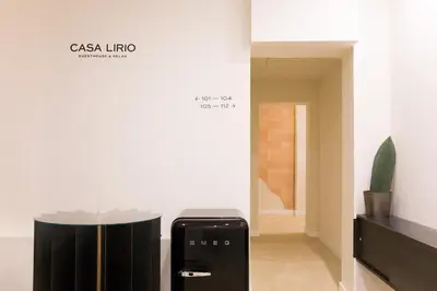 a room with a trash can next to a wall at Casa Lirio in Barcelona