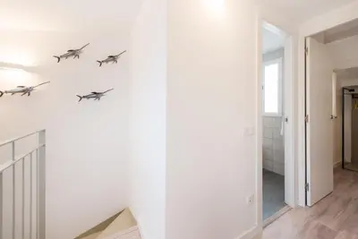 a room with three birds on the wall at Petit Luxe Dúplex in Terrassa