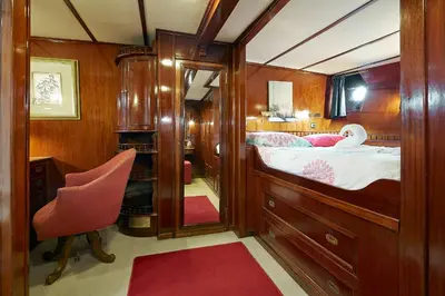 a bedroom with a bed and a desk and a chair at Southern Cross in Barcelona