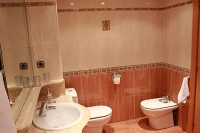 a bathroom with a sink and a toilet at PISO EXTERIOR COMPLETO A 20 ' DE BARCELONA. in Sabadell