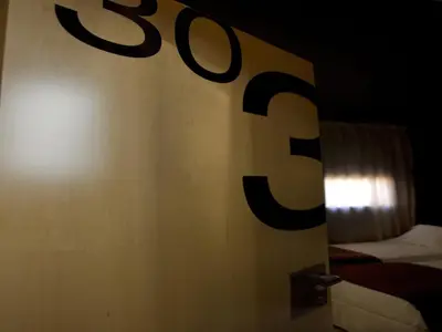 a wall with the word bed written on it at Hostal Badaloní in Badalona