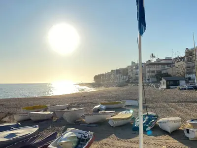 a group of boats sitting on the beach at Llevant - Vistas espectaculares in San Pol de Mar