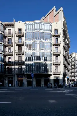 a large white building on a city street at Serennia Apartamentos Ramblas - Plaça Catalunya in Barcelona