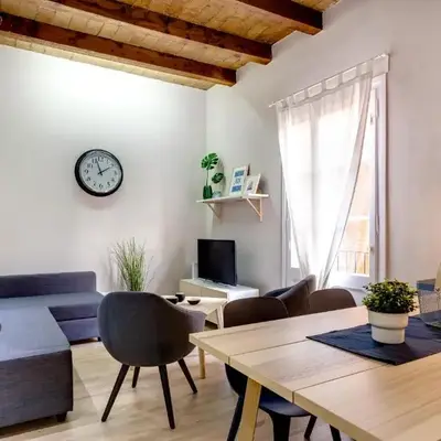 Renovated & Classic 3-Bedroom Sagrada Familia Apartment