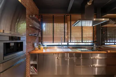 a kitchen with a sink and a microwave at Petit Luxe Loft in Terrassa