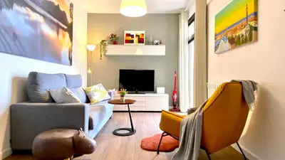 a living room with a couch and a television at Sants Estación acogedor apartamento en Exiample in Barcelona