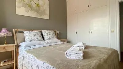 a bedroom with a bed with towels on it at Sants Estación acogedor apartamento en Exiample in Barcelona