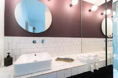 a bathroom with a sink and a mirror at Habitació amb encant in Sitges