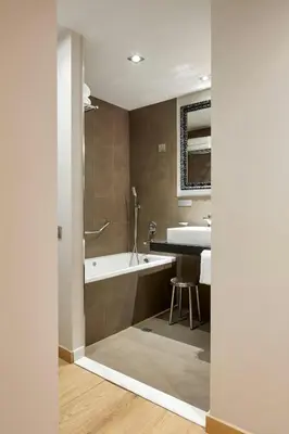 a bathroom with a bath tub and a sink at Hotel Vasanta in Barcelona