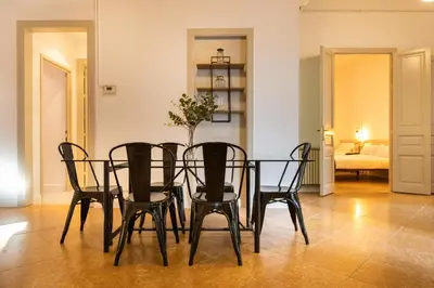 a dining room with a table and chairs at bp1- Piso para Grandes Grupos in Barcelona