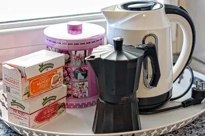 a counter with a coffee maker on a tray at Apartamento&piscina cerca de Barcelona in Ripollet