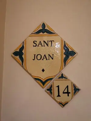 a sign on a wall that reads sent jason at Cal Duran in Esparreguera