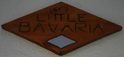 a sign that says very little banana on a wall at B&B Premium in Premia de Dalt