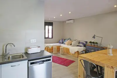 a kitchen and a living room with a couch at Fridays Flats Casa Lemonade in Hospitalet de Llobregat