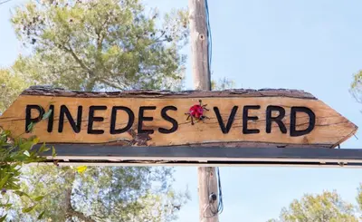 a wooden sign with the wordsinders yard on it at Pinedes Verd in La Torre de Claramunt