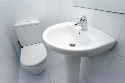 a bathroom with a white sink and a toilet at Apartamento con Terraza, Balcón de Barcelona in Esplugues de Llobregat