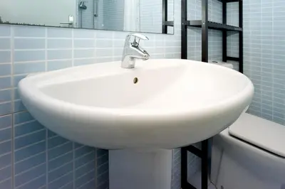 a white sink in a bathroom with blue tiles at Apartamento con Terraza, Balcón de Barcelona in Esplugues de Llobregat