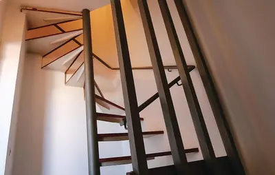 a ladder leading up to a bunk bed at Espectacular apartamento cerca de Barcelona con free wifi in Canet de Mar