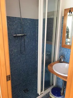 a bathroom with a shower and a sink at Espectacular apartamento cerca de Barcelona con free wifi in Canet de Mar