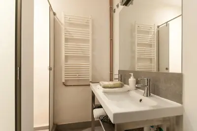 a bathroom with a sink and a mirror at Gopal - Piso 7 pax con wifi y calefacción Gracia Barcelona in Barcelona