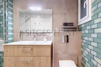 a bathroom with a sink and a mirror at Sitges CENTRAL - En el corazón de Sitges in Sitges