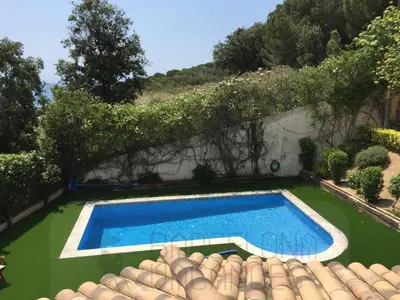 an image of a swimming pool in a yard at BarcelonaVacances-Villa Lucia in San Pol de Mar