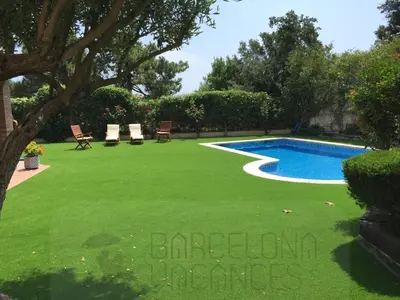 a lawn with a pool in a yard at BarcelonaVacances-Villa Lucia in San Pol de Mar