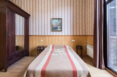 a bedroom with a bed and a picture on the wall at Pensión Villanueva in Barcelona