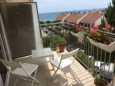 a balcony with a table and chairs and the ocean at Precioso apartamento en la playa Barcelona in Cabrera de Mar