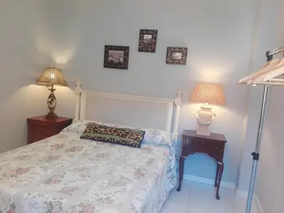 a bedroom with a bed and two nightstands and two lamps at agradable y familiar in Premiá de Mar