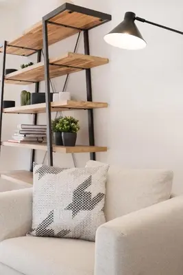a living room with a couch and a lamp at Petit Luxe Tobella Baixos in Terrassa
