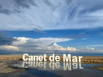 a view of the beach with a cloudy sky at Apartamento frente al mar in Canet de Mar