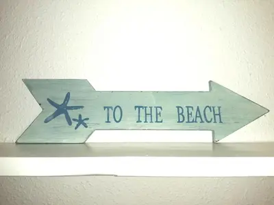 a sign that says to the beach on a shelf at Port alegre - en el corazón de Sitges in Sitges