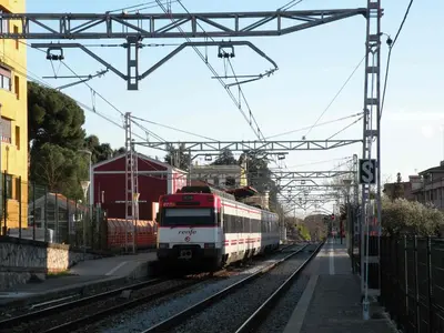 a train is traveling down the tracks at Sono Master Apartments in La Garriga