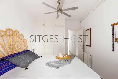 a bedroom with a bed with a sign that reads cities hottest at Con patio y a 5 minutos de la playa in Sitges