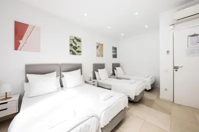 two beds in a bedroom with white walls at No Limit Barcelona Central in Barcelona