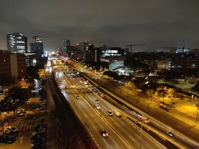 a city skyline at night with cars on a highway at Amplio Apartamento cerca de FIRA y del Centro in Hospitalet de Llobregat
