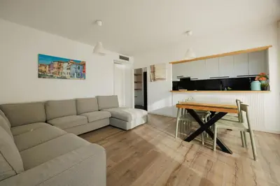 a living room with a couch and a table at Gran Apartmento Playa Badalona in Badalona