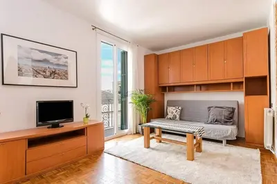 a living room with a couch and a tv at Vive Como Un Barcelons in Barcelona