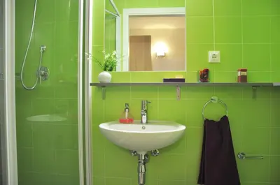 a green bathroom with a sink and a shower at Alojamientos Universitarios Resa Hipatia in Terrassa