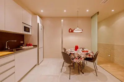 a kitchen and dining room with a table and chairs at Gran casa al lado de la playa y Barcelona Centro in Badalona