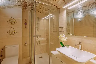 a bathroom with a sink and a shower and a toilet at Gran casa al lado de la playa y Barcelona Centro in Badalona
