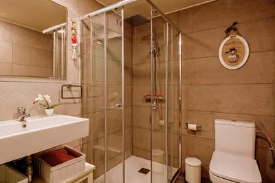 a bathroom with a shower and a toilet and a sink at Gran casa al lado de la playa y Barcelona Centro in Badalona