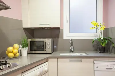 a kitchen with a microwave and a plate of fruit at BCNGOTIC 31 in Barcelona