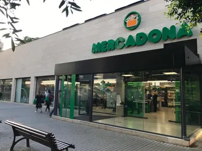 a store front with a bench in front of it at Habitación Amaya 1 in Las Corts
