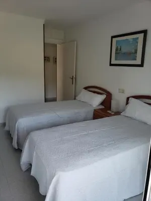 two beds in a hotel room withermottermott at Apart.3 habit.mar-mont. AC-Terraza-ascensor-parking in Calella