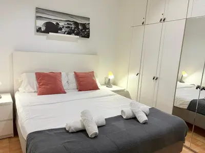 a bedroom with a bed with towels on it at Ahllenrock Cornellà - Parking Gratis- Cerca BCN in Cornellà de Llobregat